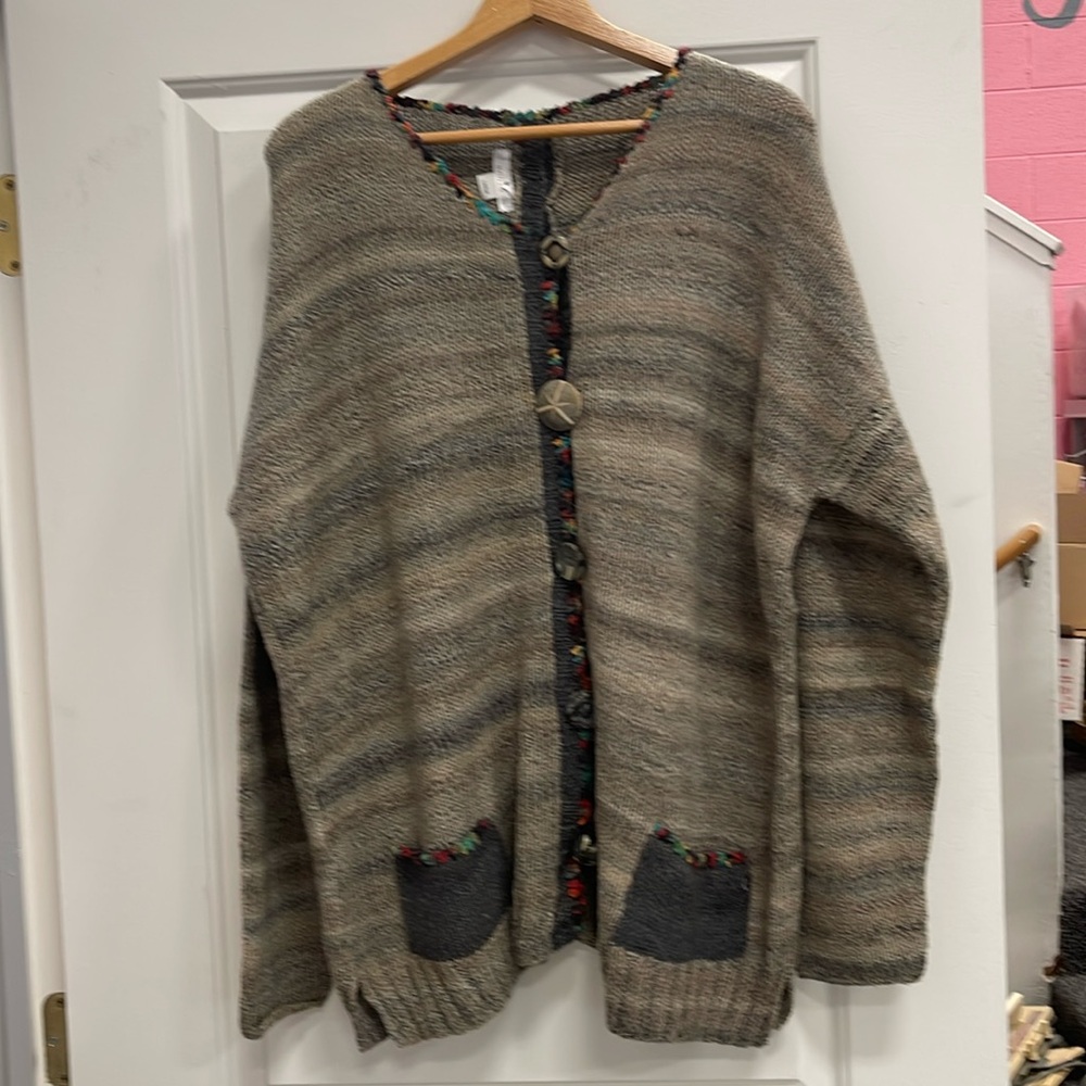 Oversized knit cardigan with mixed buttons (front and back) and pockets